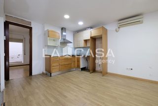 Planta baixa  Carrer mare de déu de les neus. Planta baja con amplia habitación, vestidor y baño en suite en v