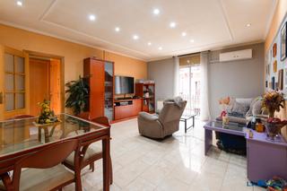Piso  Carrer de margarit. Finca polivalente con vivienda, local comercial y amplias terraz