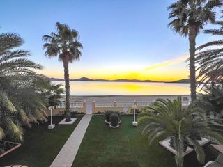 Xalet  Mar negro. Villa de lujo en primera línea con acceso directo a la playa y c