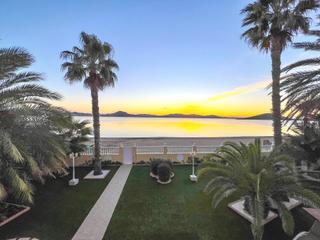 Chalet  Mar negro. Exclusiva villa en primera linea de mar con vistas panorámicas a