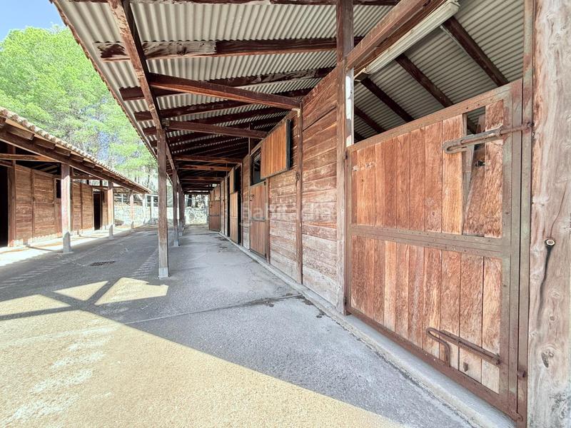 Foto 156178d9-a2f0-4ebb-a3f7-d1747b5d34a5. Chalet villa con gran parcela, piscina y caballerizas una oportunidad única para crear tu sueño en Polop