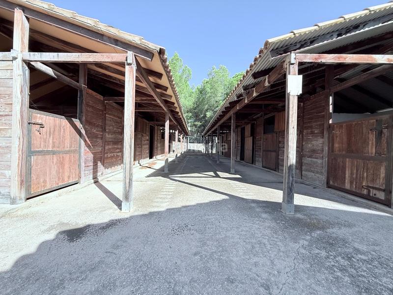 Foto 34913d81-5ed5-42f2-8dde-f8336726e871. Chalet villa con gran parcela, piscina y caballerizas una oportunidad única para crear tu sueño en Polop