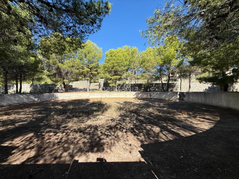 Foto 3754e0bf-22dc-4af5-9de8-c829dd8cb9ed. Chalet villa con gran parcela, piscina y caballerizas una oportunidad única para crear tu sueño en Polop