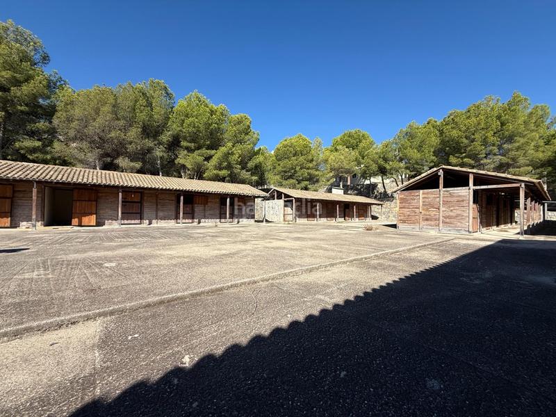 Foto c8eb837d-4800-44f3-97be-0681fb032790. Chalet villa con gran parcela, piscina y caballerizas una oportunidad única para crear tu sueño en Polop