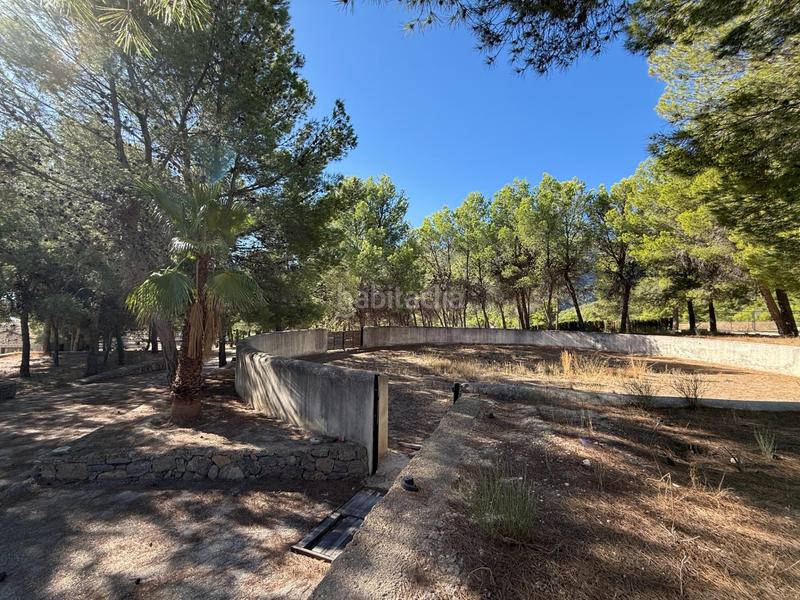 Foto d5e3a0bc-d784-4e3e-a7ff-e9d34b96e53a. Chalet villa con gran parcela, piscina y caballerizas una oportunidad única para crear tu sueño en Polop