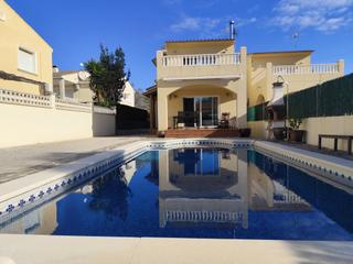 Xalet  Carrer mistral. Villa luminosa con piscina privada y vistas de las montañas