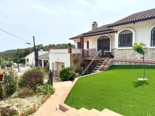 Casa a Bisbal del Penedès (La). Casa esquinera a 4 vientos, piscina, bbq, jardín, placas solares
