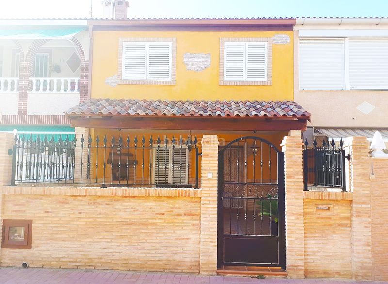 Foto 18c9dc7a-87bd-4320-92b9-f1e5e7dcb818. Casa adossada amb xemeneia a Playa de los Náufragos Torrevieja