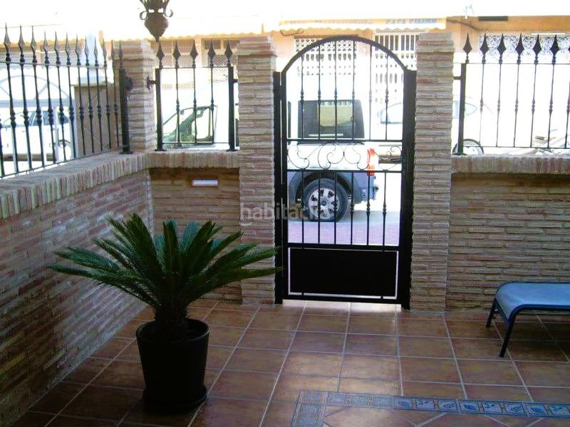 Foto 6e8e61f7-6ce2-4d2b-b664-f6b88792f89c. Casa adossada amb xemeneia a Playa de los Náufragos Torrevieja