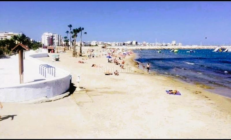 Foto 8c629374-6113-48ae-9572-e3eeddc56e78. Casa adossada amb xemeneia a Playa de los Náufragos Torrevieja