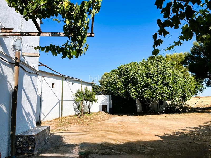 Foto c222a5d5-6ebb-48c8-b7a1-298054e242a5. Masia amb xemeneia aparcament a Guadamur