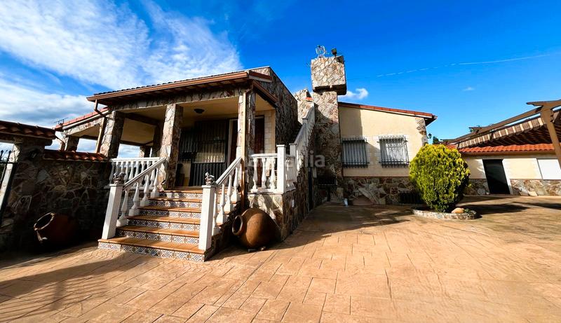 Foto 23f4583f-065a-4157-80cc-64b8f0d82dcd. Masia amb xemeneia calefacció aparcament piscina a Santa Cruz del Retamar