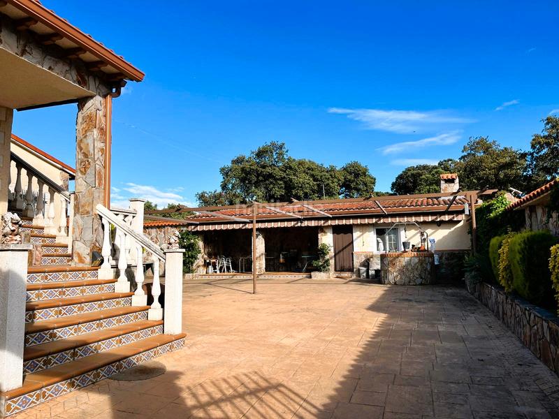 Foto 28607c57-f966-4b55-83c3-9f4cf6a1789f. Masia amb xemeneia calefacció aparcament piscina a Santa Cruz del Retamar