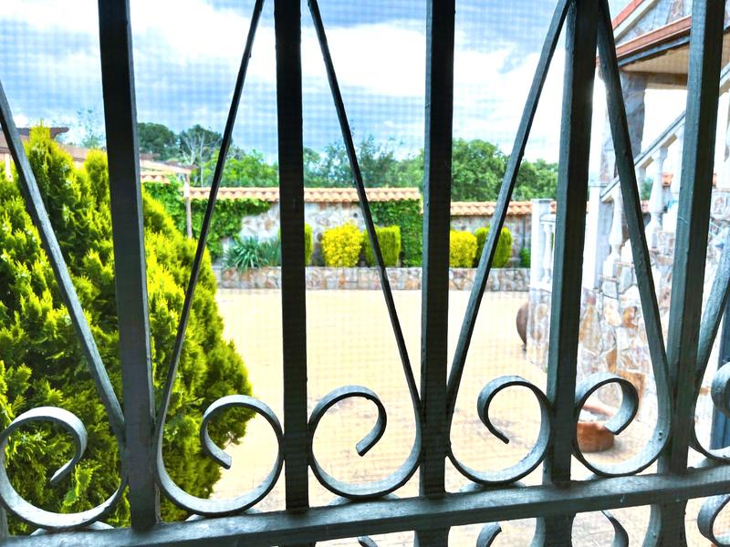 Foto 6ca453fd-630a-40db-99fd-8c59772c1182. Masia amb xemeneia calefacció aparcament piscina a Santa Cruz del Retamar