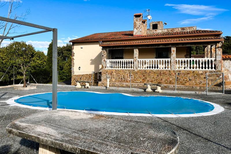 Foto 7e7a8f26-c744-4f97-a064-d82667f07241. Masia amb xemeneia calefacció aparcament piscina a Santa Cruz del Retamar