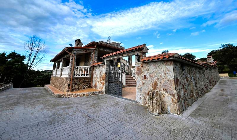 Foto ece59a4a-bd5b-4cd6-a35f-5f8295edc790. Masia amb xemeneia calefacció aparcament piscina a Santa Cruz del Retamar