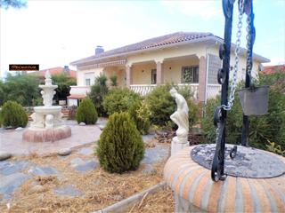 Xalet a Villaluenga de la Sagra. Chalet de 2 plantas  con parcela de 1000 m2 en villaluenga de la
