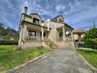 Xalet a Meaño. Propiedad con finca y zona exterior equipada en entorno tranquil