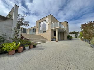Xalet a Darbo. Exclusivo chalet autosuficiente con piscina y ascensor a un paso