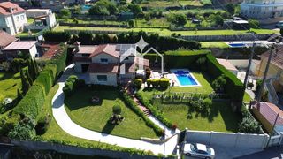 Chalet in Moaña. Chalet premium con piscina, placas solares y gran privacidad