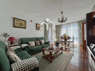 Piso en Cangas Pueblo. Piso de 2 dormitorios con terrazas, vistas al mar y ascensor en