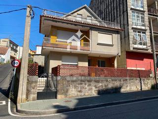 Casa a Moaña. Casa con encanto, jardín y garaje en el corazón de moaña