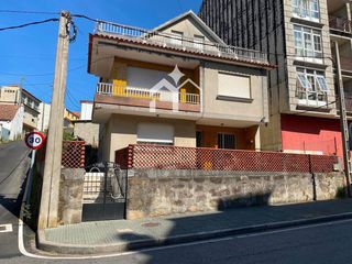Haus in Moaña. Casa en pleno centro de moaña, jardín y garaje en el corazón de