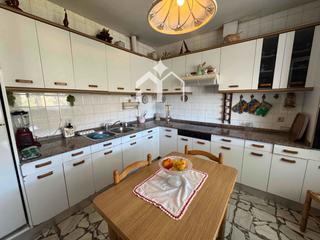 Chalet à Darbo. Amplia vivienda con jardín en darbo, cangas