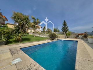 Chalet in Moaña. Chalet con 3 viviendas independientes, piscina y vistas espectac