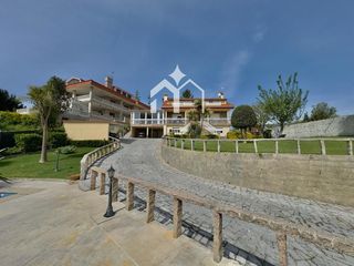 Chalet in Moaña. Inversión y lujo chalet con 3 viviendas, piscina y vistas espect