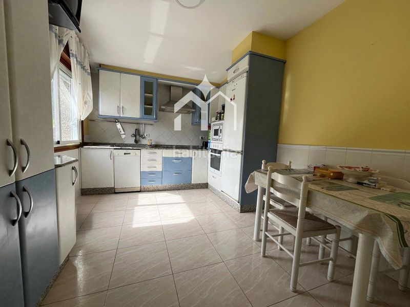 Foto 5e090685-6eca-40ad-9487-2fdd3a172b00. Casa amb calefacció aparcament a Moaña