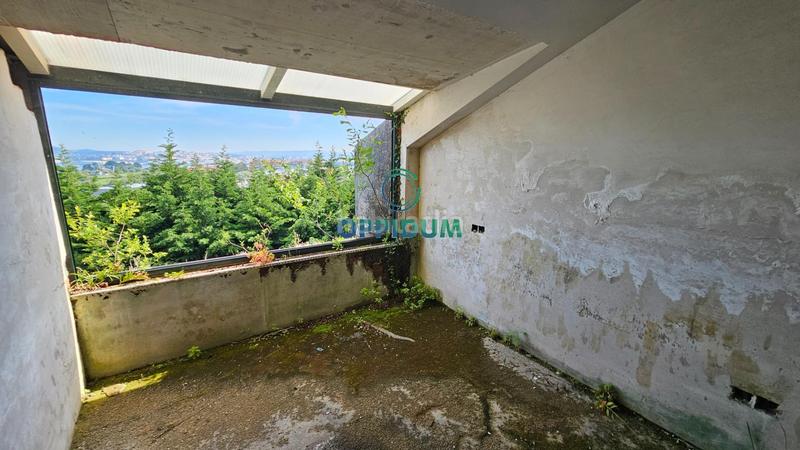 Foto 2493eb69-05ee-478e-b7af-f2261753e7d0. Edificio en alta (esq rúa o cristo) obra parada en o baño, en Mugardos