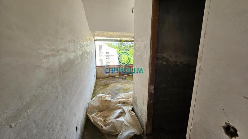 Foto 60833e4b-33dd-4427-b889-c95f35cad65b. Edificio en alta (esq rúa o cristo) obra parada en o baño, en Mugardos