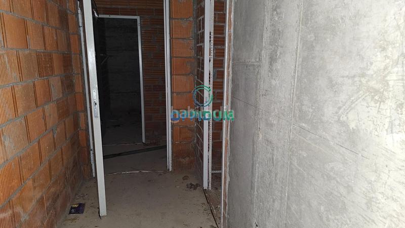 Foto 81dd2789-b356-4dff-9d93-b6aa720859cd. Edificio en alta (esq rúa o cristo) obra parada en o baño, en Mugardos