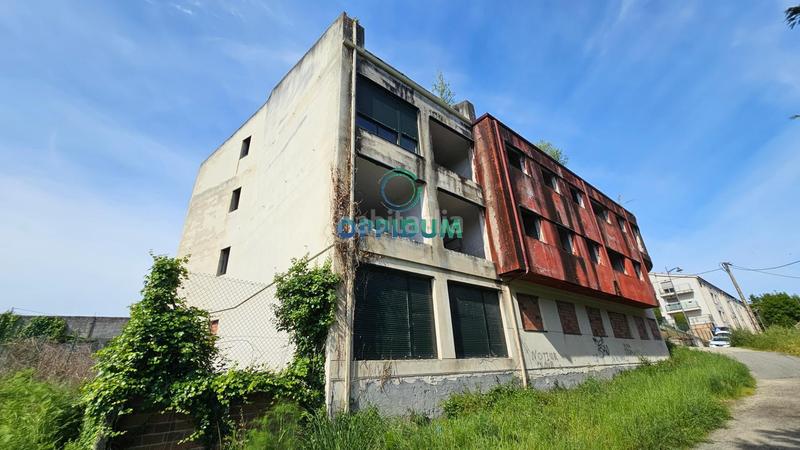Foto 8705502c-f7bf-4c2a-b03d-b89fbe3acffc. Edificio en alta (esq rúa o cristo) obra parada en o baño, en Mugardos