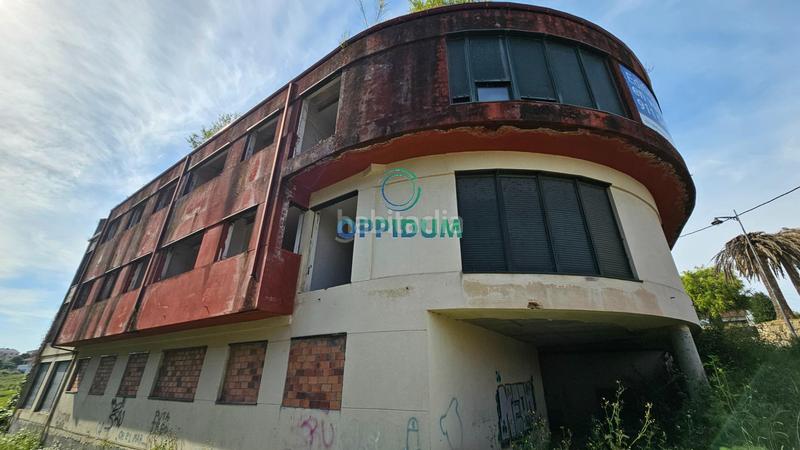 Foto 9a726413-e4e7-44d0-9c71-1d4489b9bdfc. Edificio en alta (esq rúa o cristo) obra parada en o baño, en Mugardos
