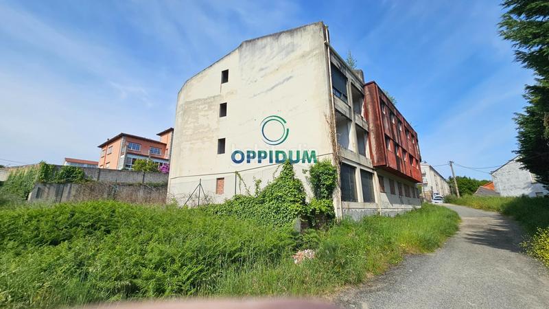 Foto c1eb0a30-6a45-4452-a61b-ea54ea866c34. Edificio en alta (esq rúa o cristo) obra parada en o baño, en Mugardos
