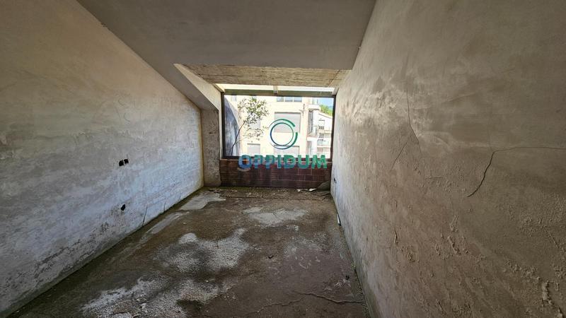 Foto c5a87015-08f5-44b6-9d59-ef3186b032c1. Edificio en alta (esq rúa o cristo) obra parada en o baño, en Mugardos