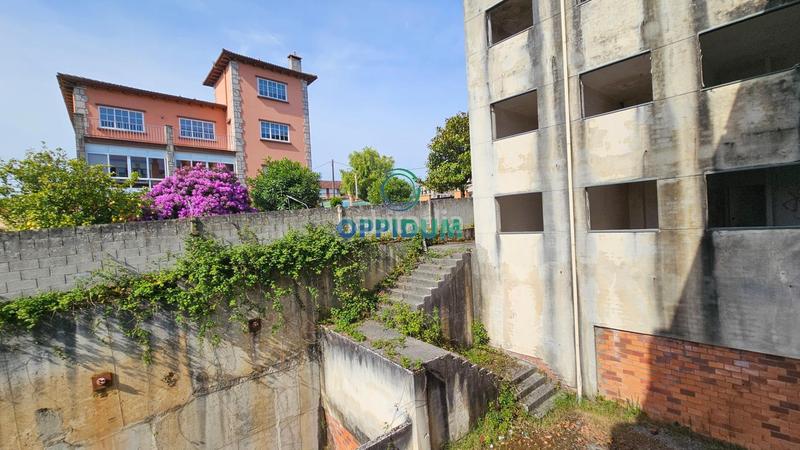 Foto cd6a5cd0-45f6-46d5-b500-994deec08927. Edificio en alta (esq rúa o cristo) obra parada en o baño, en Mugardos