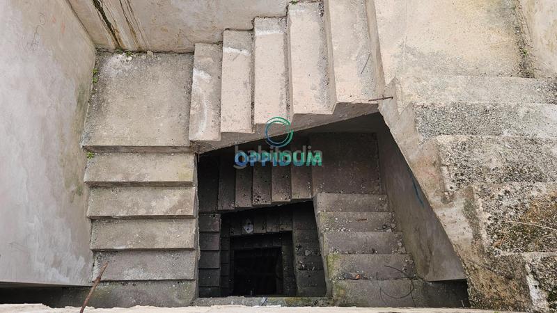 Foto cdcbba9f-11d3-4b6e-bb2b-1d7bf8d46be3. Edificio en alta (esq rúa o cristo) obra parada en o baño, en Mugardos