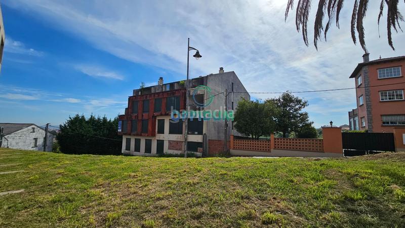 Foto d5c90b7e-b401-4142-9e17-04abfae07ce1. Edificio en alta (esq rúa o cristo) obra parada en o baño, en Mugardos