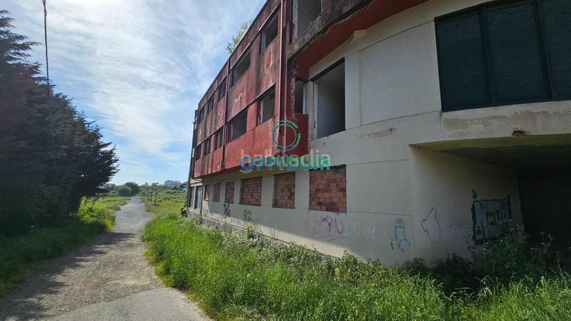 Foto e11a6025-f378-426d-9ca2-e4c86c182516. Edificio en alta (esq rúa o cristo) obra parada en o baño, en Mugardos