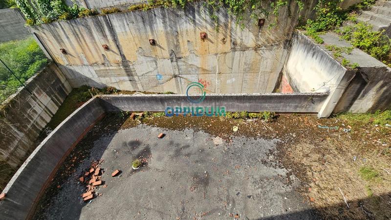 Foto e3a4b1f3-b059-4e24-a079-6028ec2ccf2d. Edificio en alta (esq rúa o cristo) obra parada en o baño, en Mugardos