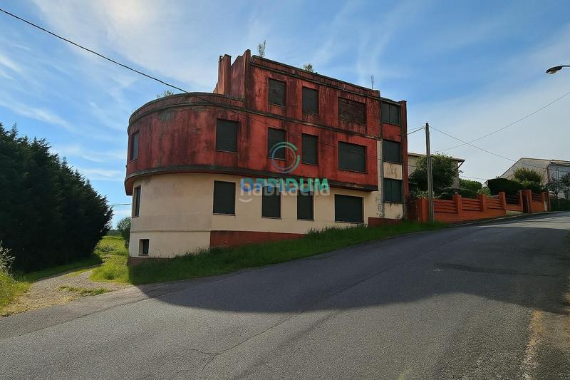 Foto f4f8403e-4951-4474-bff7-e4badfb48b1f. Edificio en alta (esq rúa o cristo) obra parada en o baño, en Mugardos