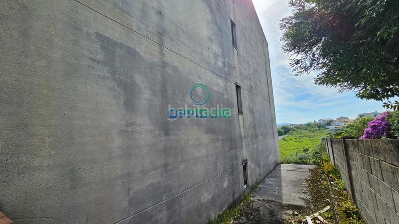 Foto f96b200f-dd19-4d47-b775-66e3e86b39cc. Edificio en alta (esq rúa o cristo) obra parada en o baño, en Mugardos