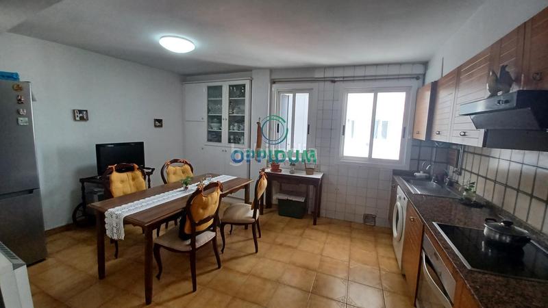 Foto bba4cbdc-ee9f-4b2d-b619-085d73b7a061. Piso  en venta en zona bien comunicada de a coruña con vistas despejadas y todos los servicios cerca en Coruña (A)