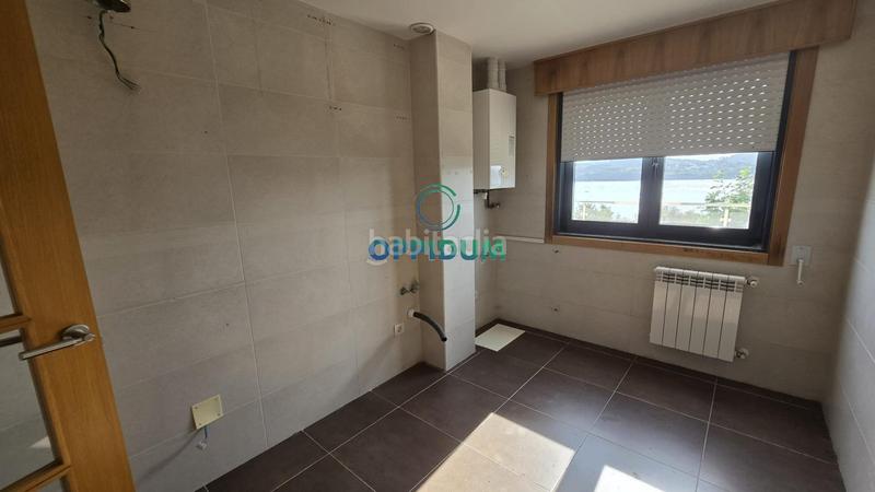 Foto b33b7fb4-d5f8-4a6a-99c8-3de3ec585cf2. Bureau avec parking dans Miño