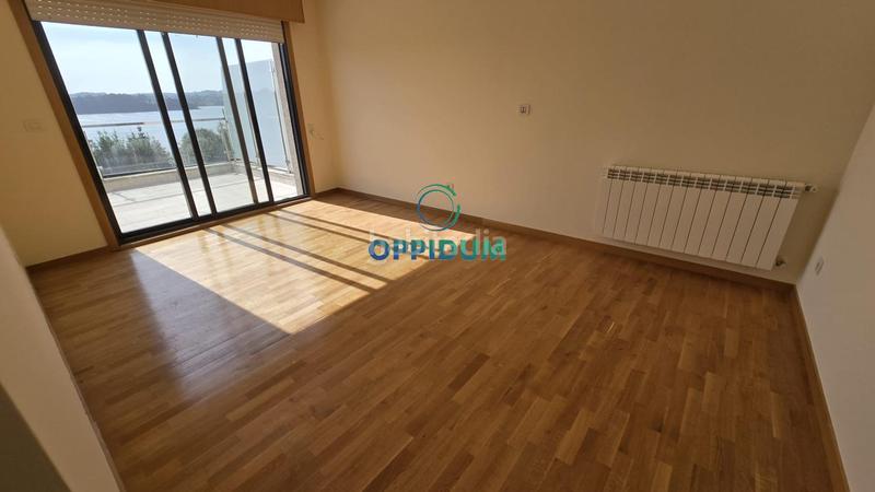 Foto be941f40-b57c-4a7a-95e2-6aa1d40140d5. Bureau avec parking dans Miño
