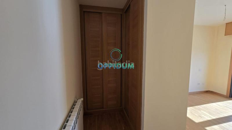 Foto ede85d7a-db97-4c6d-8389-2a35f5bad932. Bureau avec parking dans Miño