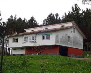Casa a Cambre. Vivienda unifamiliar con piscina sobre parcela de 17.186 m2 en b